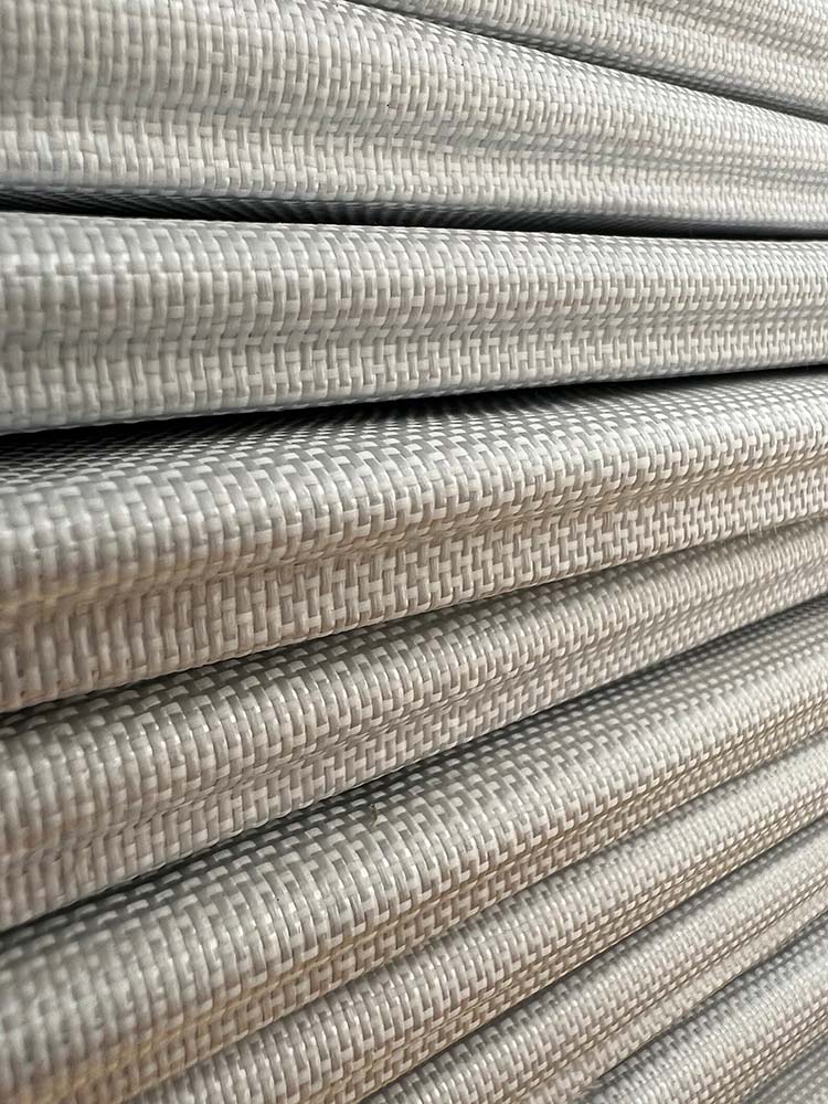 Pannelli Isolcore grigi impilati in orizzontale uno sull'altro