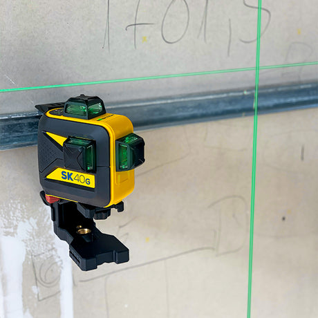 Tracciatore Laser in azione attaccato a montante su muro