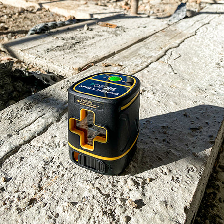 Tracciatore laser appoggiato in cantiere