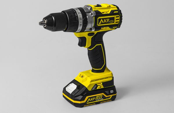 Trapano Avvitatore a Percussione giallo di Akifix con caricabatterie