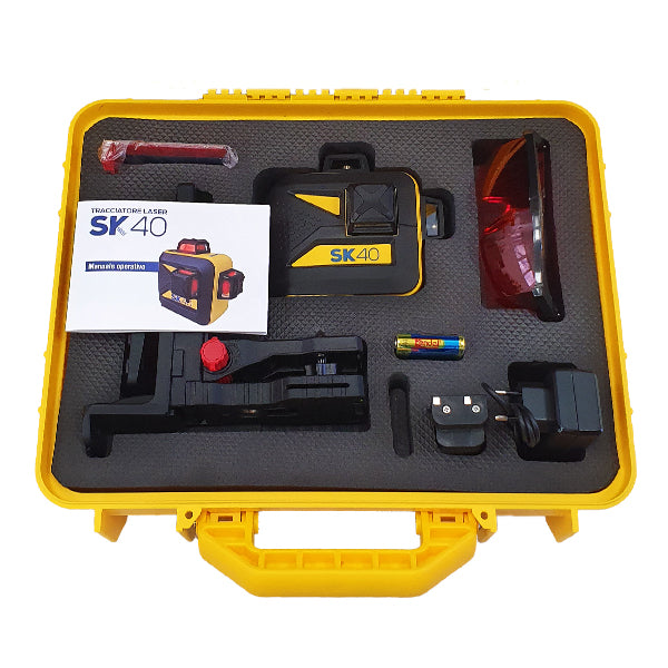 Valigetta aperta contente kit tracciatore, occhiali protettivi, staffa a muro, carica batteria e batteria