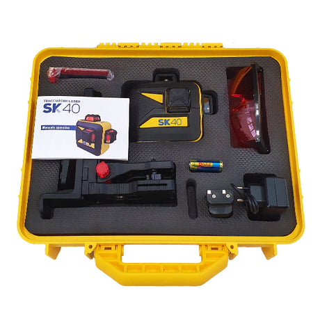 Valigetta aperta contente kit tracciatore, occhiali protettivi, staffa a muro, carica batteria e batteria