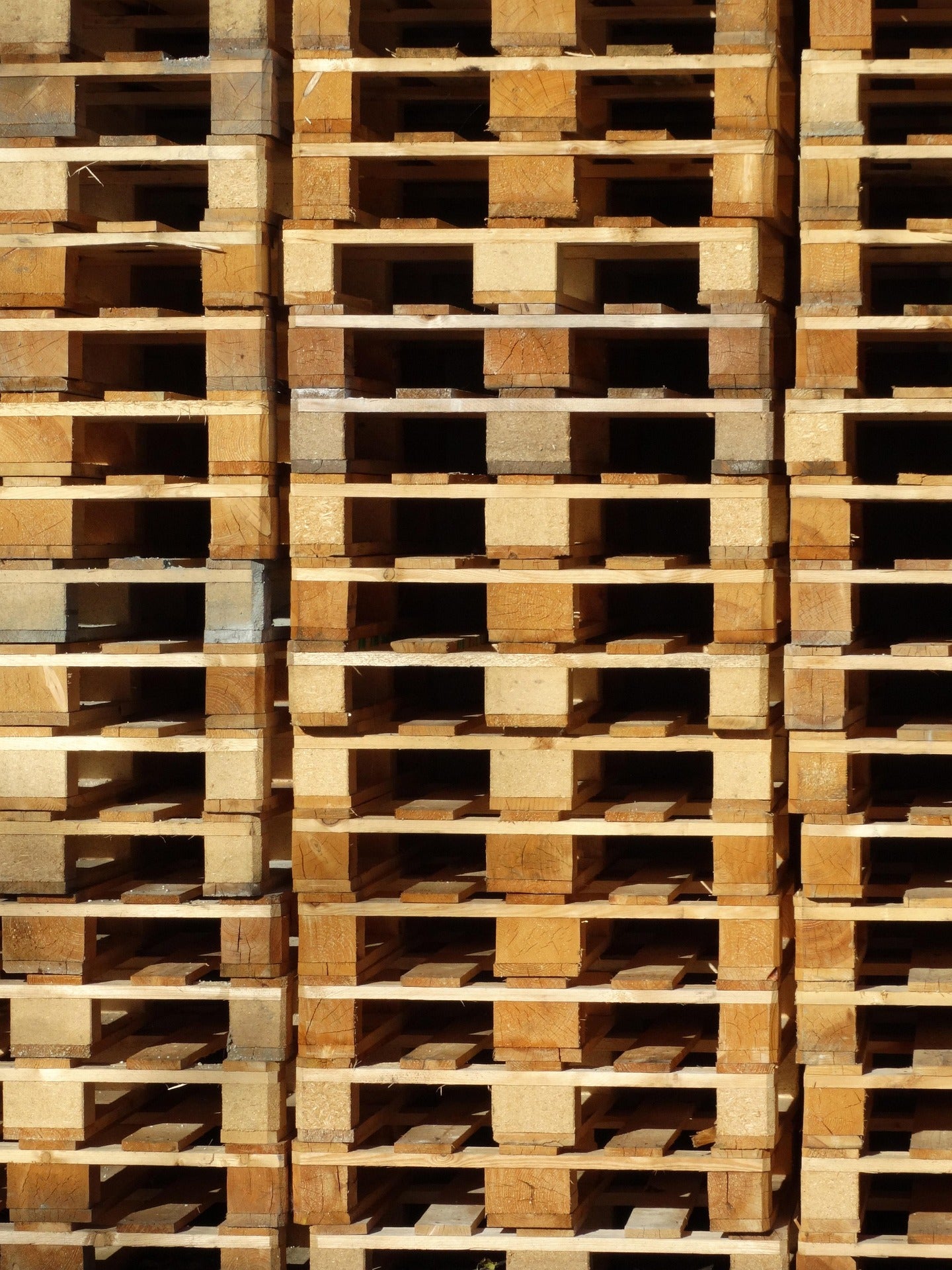 numerosi pallet in legno impilati