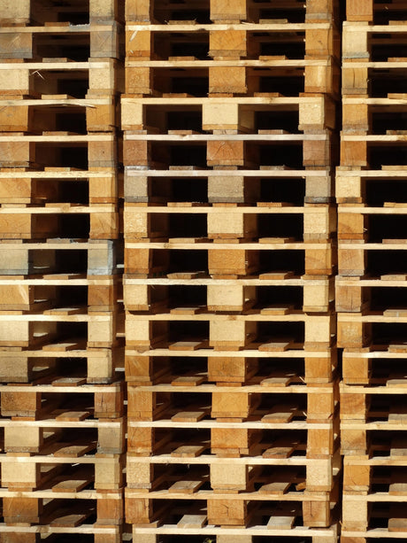numerosi pallet in legno impilati