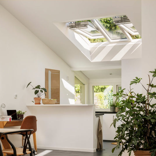 soggiorno-con-finestre-velux-su-tetto-a-falda