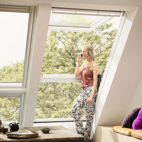 ragazza chiama per assistenza e manutenzione Velux
