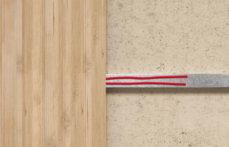 due strisce di sigillante su montante in metallo per incollare pannelli in legno