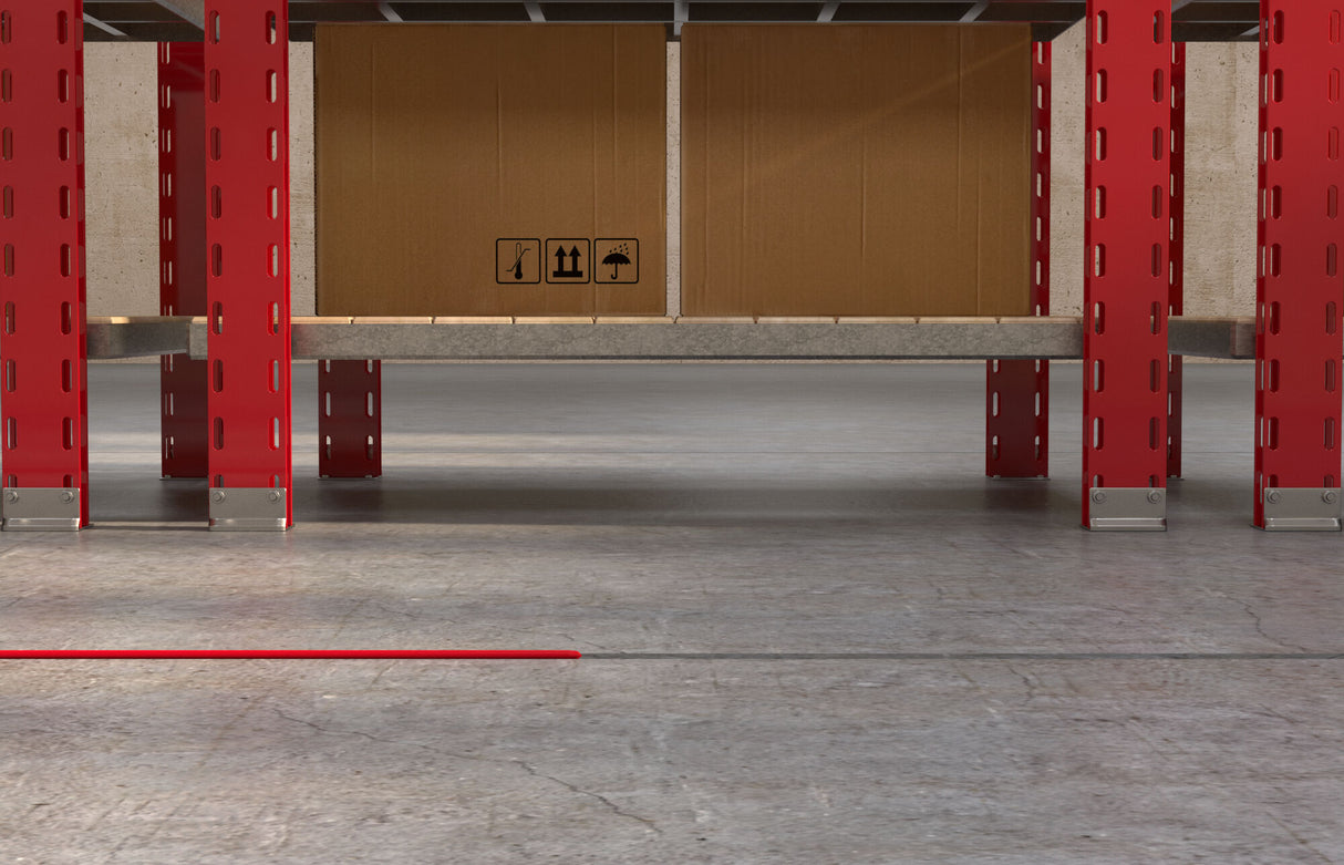 striscia di adesivo sigillante poliuretanico su fuga magazzino