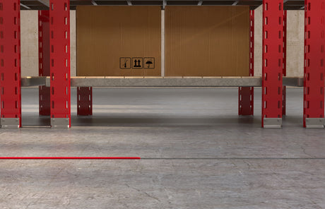 striscia di adesivo sigillante poliuretanico su fuga magazzino